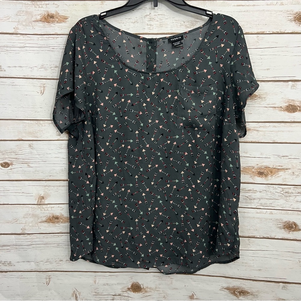 Torrid Gray Arrow Geaphic Novelty Print Short Sleeve Blouse
